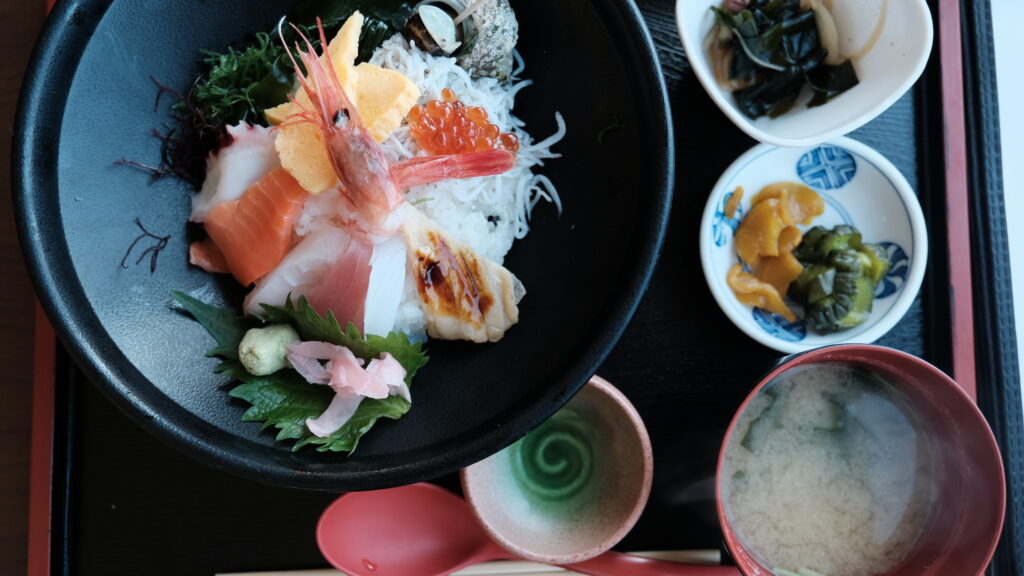 江ノ島 魚見亭の名物ランチメニュー 鮮魚たっぷり海鮮丼