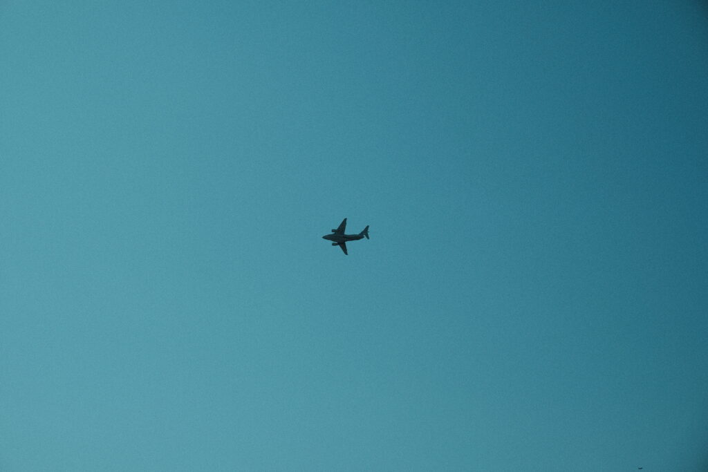 狭山市の入間川河川敷遊歩道をウォーキングする様子