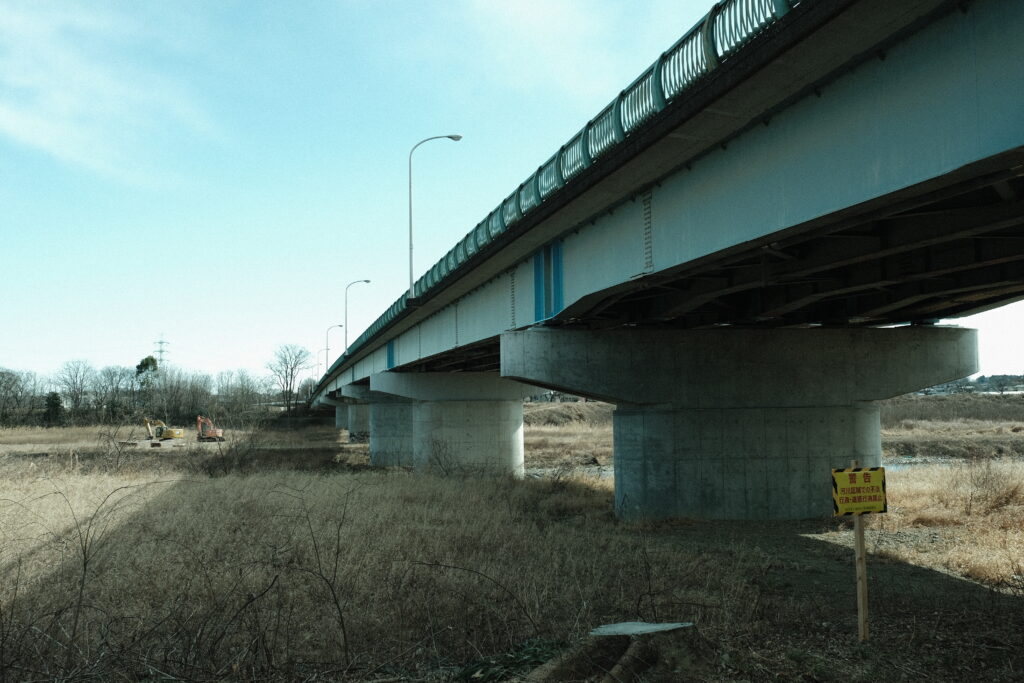 狭山市の入間川河川敷遊歩道をウォーキングする様子