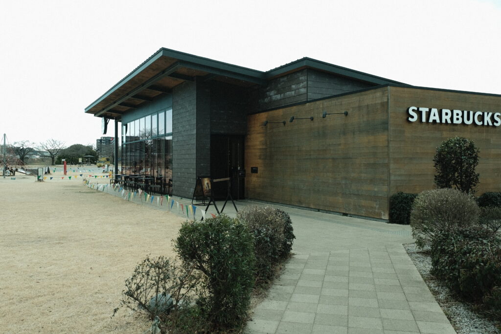 休憩ベンチやスターバックスがある入間川河川敷の散歩コース